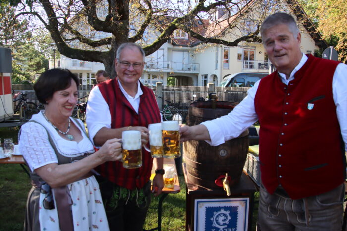 Besucher in Festlaune bei der Wiesnbierprobe der SPD Garching