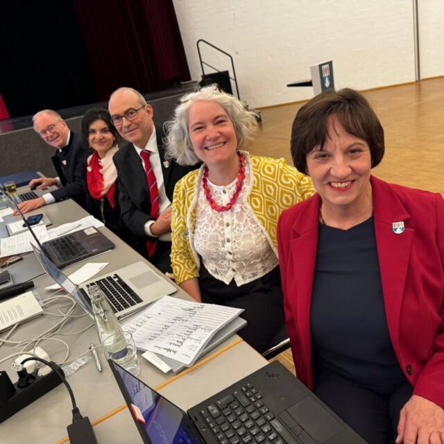 Nach der gestrigen konstituierenden Stadtratssitzung und der Vereidigung der neuen Stadträte startet die SPD-Fraktion in die neue Legislaturperiode.

Mit jeweils drei Sitzen im Haupt- und Finanzausschuss sowie Bau-, Planungs- und Umweltausschuss und einem Sitz im Rechnungsprüfungsausschuss machen wir uns jetzt wieder an die Arbeit um unsere Stadt weiterhin aktiv mitzugestalten.

Auf gute Gespräche und konstruktive Zusammenarbeit. 🙌🏻

#kommunalpolitik #politikfürgarching #stadtrat #garching #spdgarching