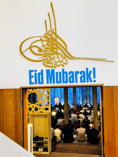 🌙🕌🌙 Eid Mubarak! Wir wünschen ein Frohes Opferfest!

Herzlichen Dank für die Einladung und die kraftvollen Worte. 

„Lass uns am heutigen Festtag nicht nur Fleisch und Baklava teilen, sondern auch Liebe. Liebe, Zuneigung, nicht nur gemeinsam Essen, sondern auch gemeinsam hoffen und gemeinsam handeln. Als Muslime in diesem Land werden wir weiterhin alles tun, um Frieden, Zusammenhalt, und ein gutes Miteinander in unserer Gesellschaft zu stärken und um das Wohl aller Menschen einzusetzen. Wir beten: Lass unser Fest ein Fest des Mitgefühls, des Lichtes und der Hoffnung sein. Gib uns Mut und Gerechtigkeit Dir entgegen zu treten. Der Frieden ist kein Zufall, sondern ein von Dir gewollter Zustand deiner Schöpfung. Dass wir hier in Deutschland und überall auf der Welt, in Sicherheit und Frieden leben.

Möge Allah, unsere Liebe, unsere Opfer, unserer Kurban, unsere guten Taten annehmen. Möge er uns leiten auf dem Wege der Gerechtigkeit, der Barmherzigkeit und des Mitgefühls.

Möge dieses Fest uns allen, der ganze Welt Frieden, Licht und Wohlergehen geben.“

Auszug aus der Predigt von Imam Benjamin Idriz @imambenjaminidriz 

islam-penzberg.de
@penzbergermoschee